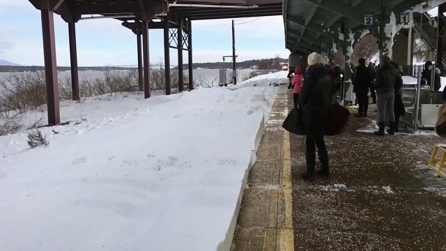 Un train entre en gare et recouvre les passagers de neige !