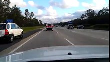 Incroyable : un pigeon essaie de faire la course avec les voitures sur l’autoroute !