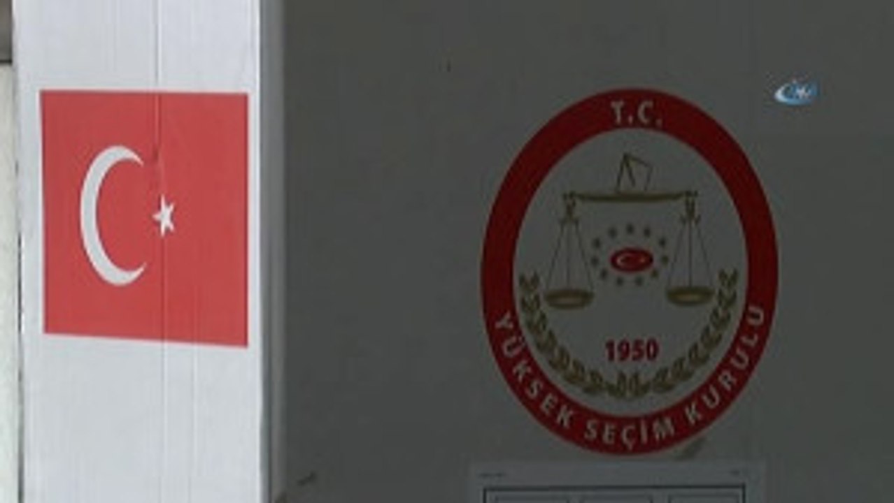 İzmir Adnan Menderes Havalimanı'nda Referandum Oylamaları Başladı