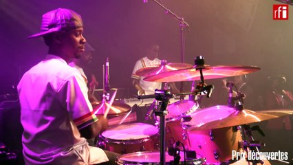 Soul Bang's interprète "Amassen" à La Place