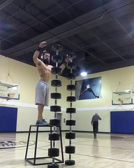 Denge çılgını bir adam ve yaşlı amcanın basket şovu