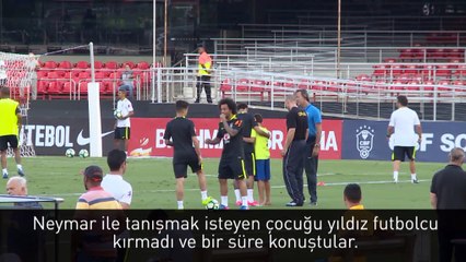 Sahaya giren çocuk Neymar'a sarıldı