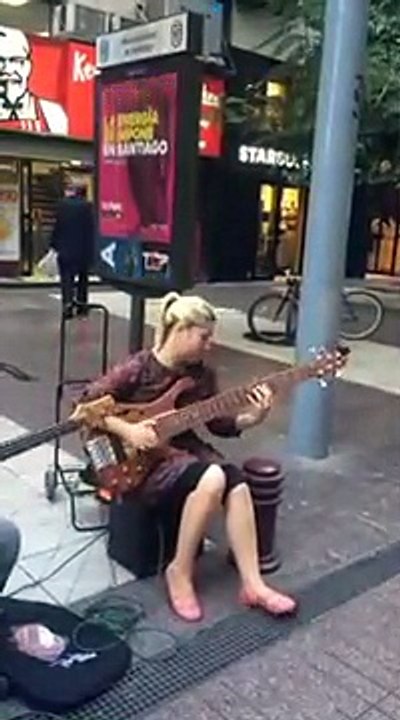 2 bassistes font une démo de slap dans la rue : à couper le souffle