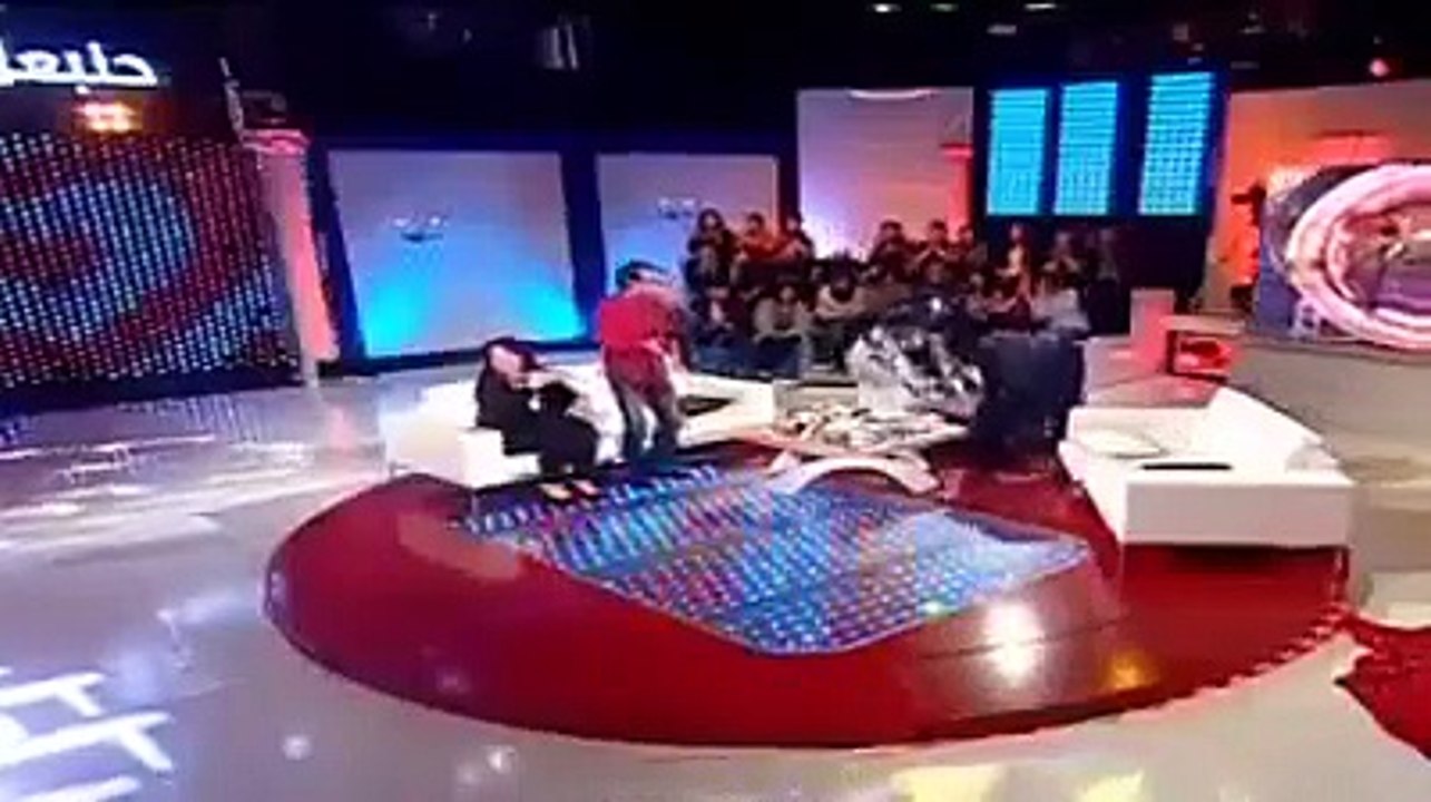 عبد الرزاق الشابي يغمى عليه بسبب قبلة من نجلاء التونسية