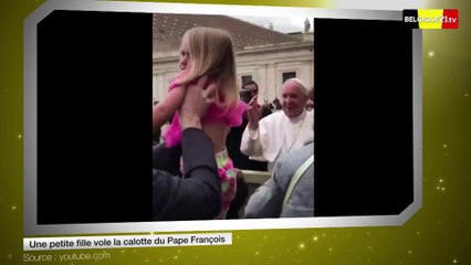 Une petite fille vole la calotte du Pape François
