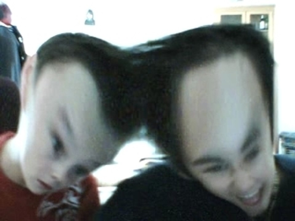 DEux con devant un ordi