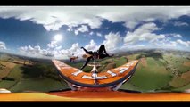 360° Görüntüleriyle Uçak Üzerinde Gösteri Yapan Akrobatlar