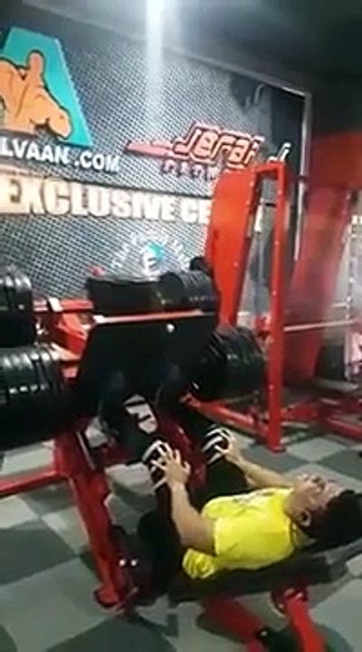 Il se casse la jambe en faisant de la presse