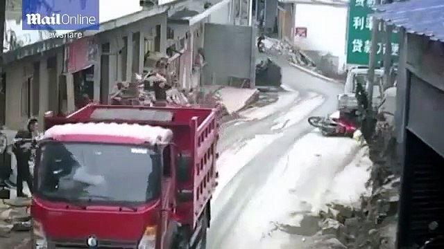 Un couple en scooter renversé par la ridelle d'un camion