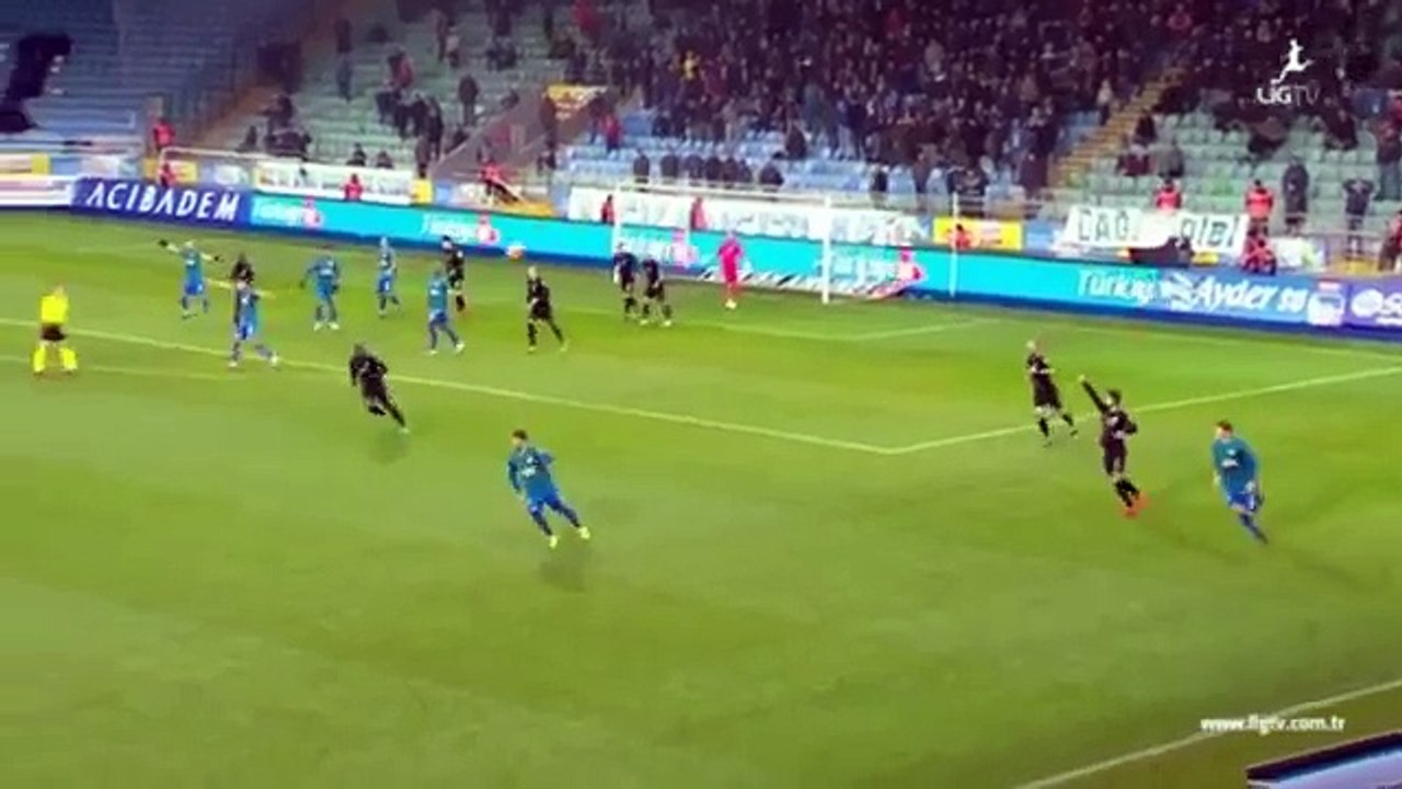 Árbitro marca penálti porque o guarda-redes tocou na bola com a mão!