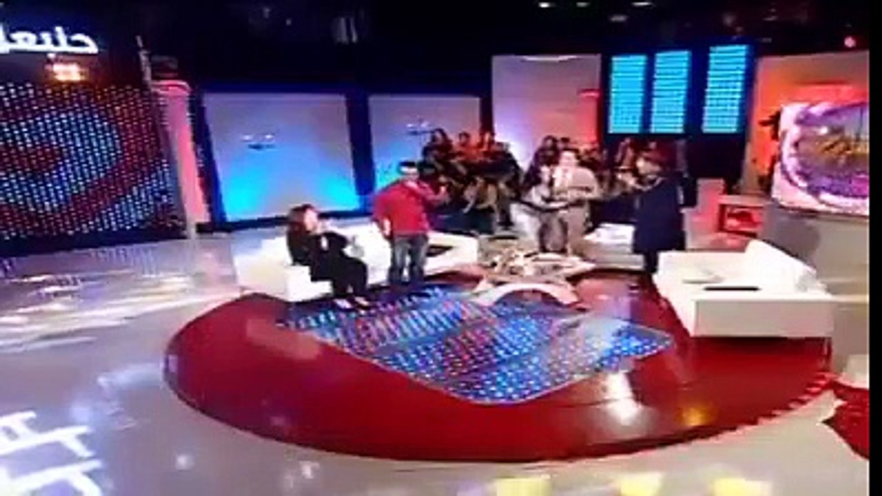 عبد الرزاق الشابي يغمى عليه ويسقط في الأرض بسبب قبلة من نجلاء التونسية على المباشر