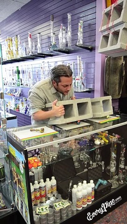 Ce gérant de magasin veut prouver que ses bongs sont résistants