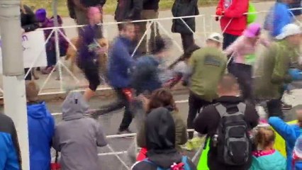 Etats-Unis : une participante à un semi-marathon portée par des coureurs pour franchir la ligne d'arrivée