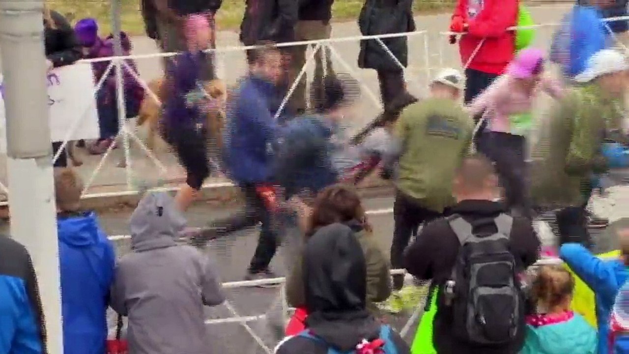 Etats-Unis : une participante à un semi-marathon portée par des coureurs pour franchir la ligne d'arrivée