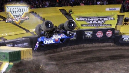 Le premier front flip avec un Monster Truck