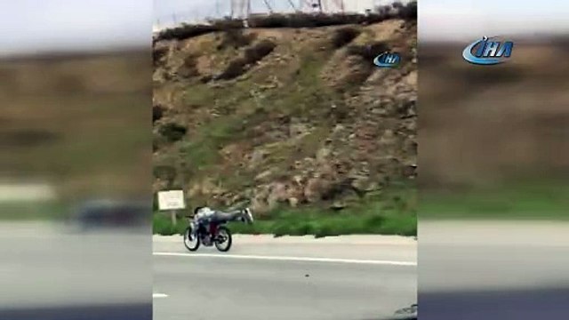 120 kilometre hızla giderken motosikletin üzerine yattı