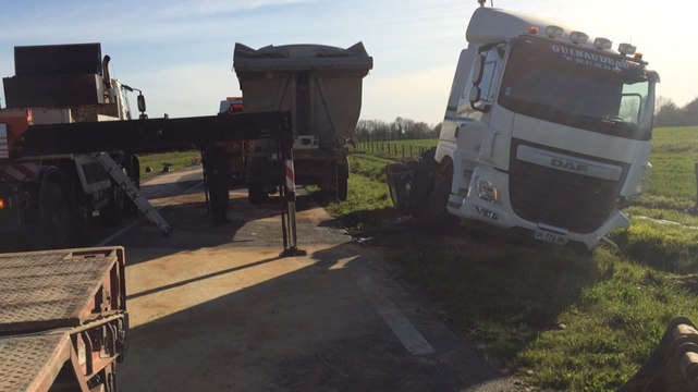 Voiture contre semi-remorque et route bloquée