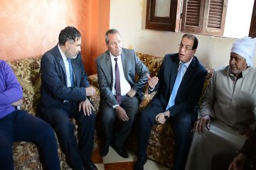 محافظ الدقهلية يزور أسرة الرضيعة المغتصبة