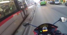 Motosikletli Sürücünün Tramvaya Kafa Tuttuğu Görüntüleri Sosyal Medyayı Salladı