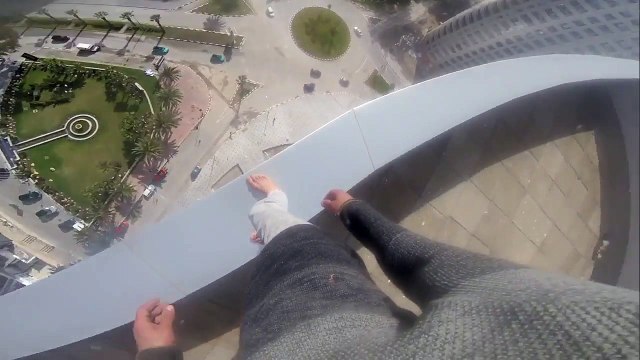 Debout sur le rebord d'un gratte-ciel au Maroc !