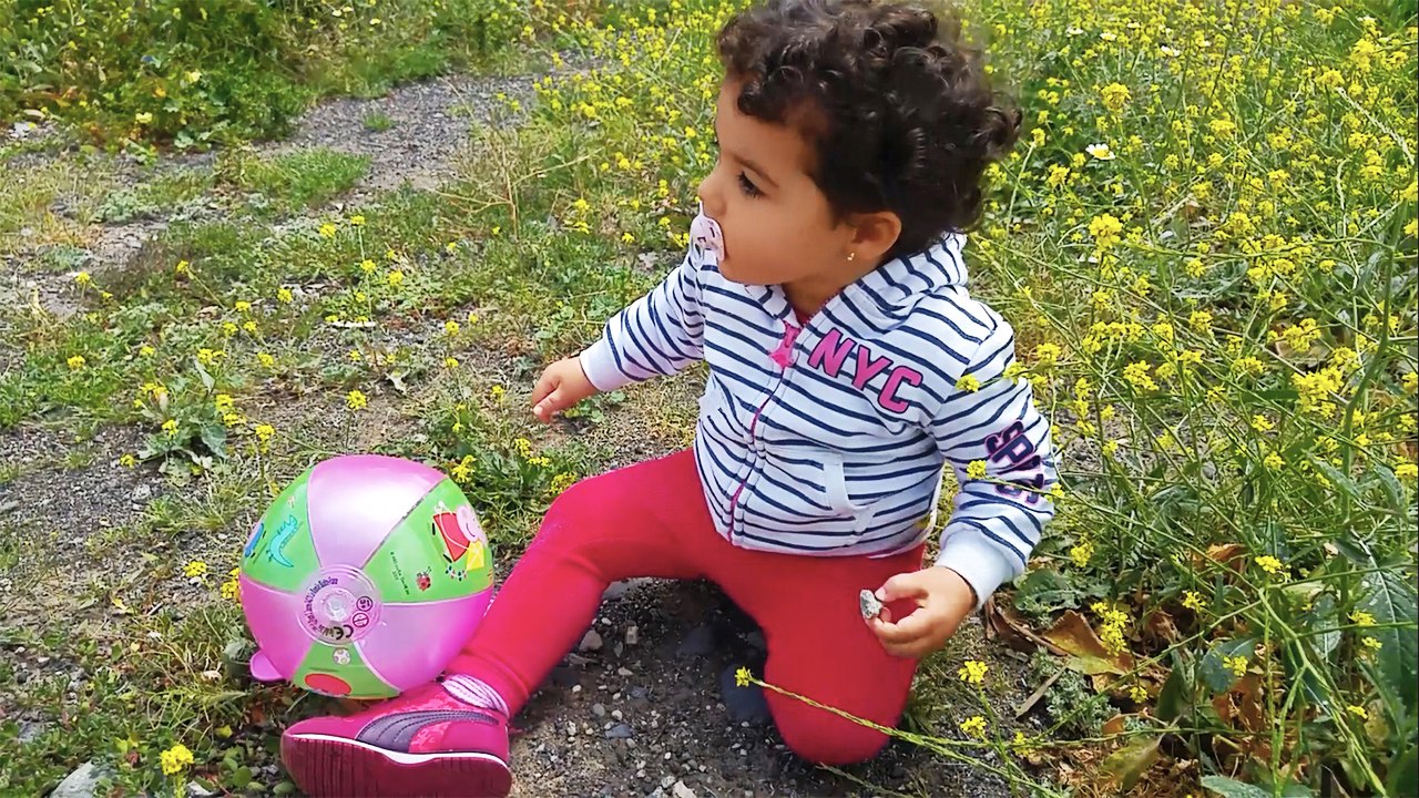Eliana con su papá saca a Yuli (la perrita de la familia) | Diario de Gabri y Eli