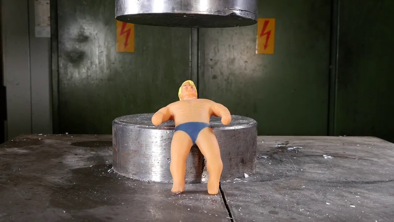 Ecraser un jouet incassable sous presse hydraulique