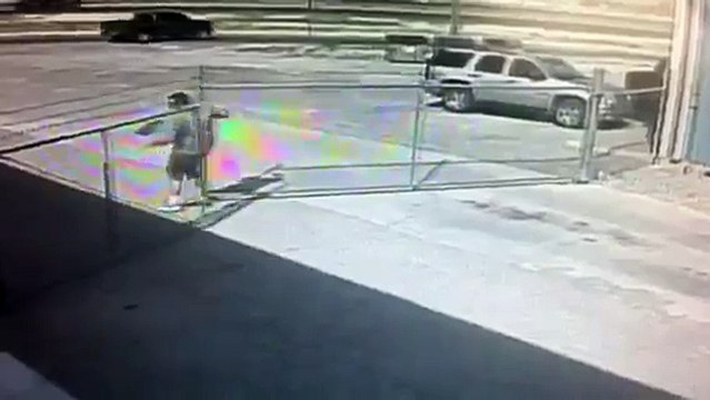 Fermer un portail contre le vent... bon courage !! FAIL