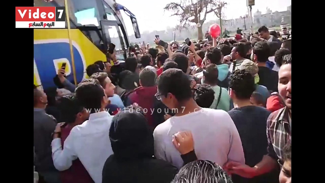 زحام ببنها على نجوم النادى الاهلى فى افتتاح سلسلة المحلات الخاصة بملابس القلعة الحمراء