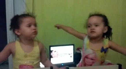 Ysabella e Yasmin cantando.