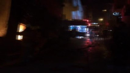 İzmir'de Metruk Bir Binada Yangın Çıktı