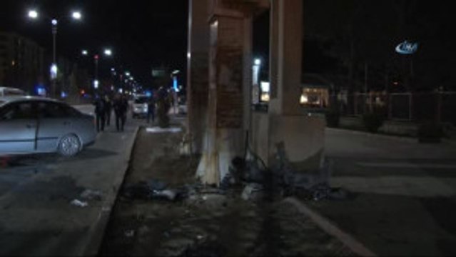 Otomobil Yaya Geçidinin Kolonlarına Çarptı: 3 Yaralı