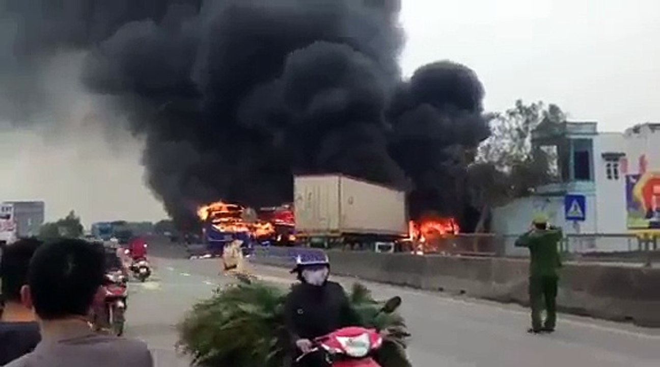 Đâm nhau trên QL, xe khách và container bốc cháy ngùn ngụt