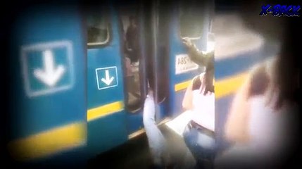 HOMBRE QUEDA ATRAPADO POR LA PUERTA DEL AUTOBÚS Y ESTE ARRANCA