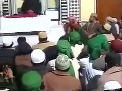 Qabr ko Chumna aur Sajda karna kaisa hai Mufti Akmal Sahab