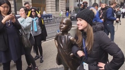 "Niña sin miedo" seguirá en Wall Street un año más