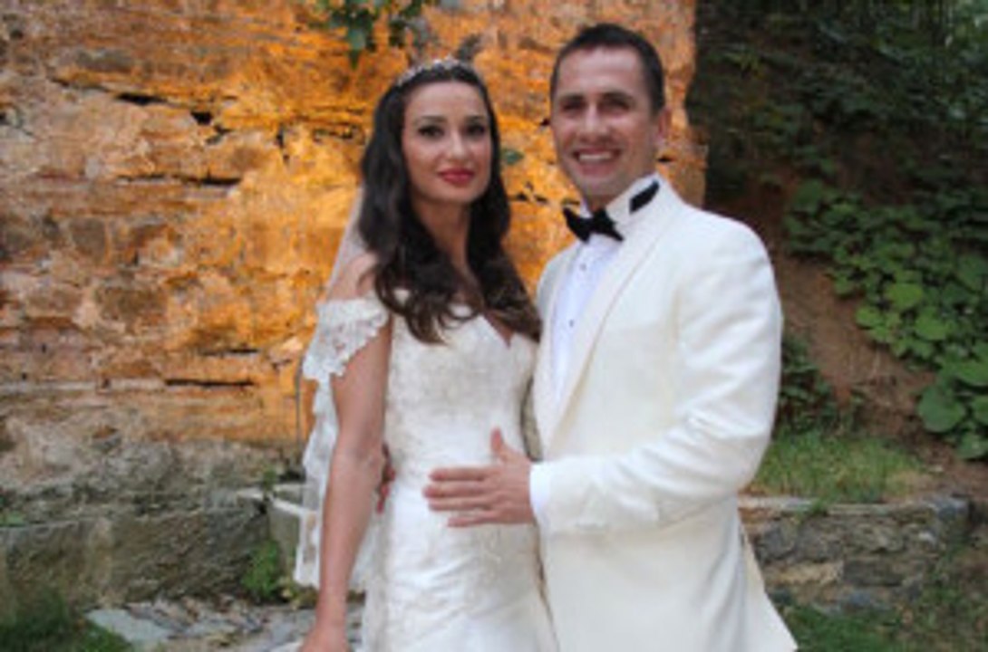 Eski Milli Futbolcu Emre Aşık'ın Eşi Yağmur Aşık Veterineri Birbirine Kattı