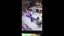 Ngán ngẩm cảnh bé gái trộm điện thoại trong siêu thị