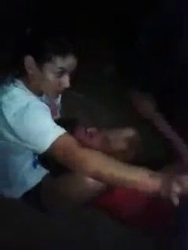 Ces 2 gars vont regretter d'avoir tenter de voler cette femme... Ahaha