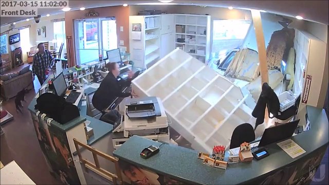 Une voiture folle entre à pleine vitesse dans cette clinique vétérinaire mais miraculeusement personne ne va etre blessé