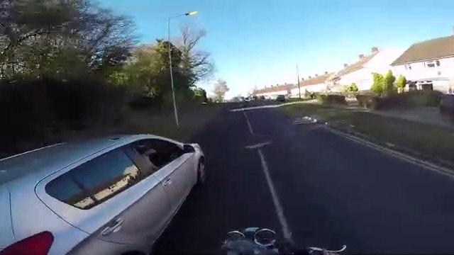 Ce motard veut rendre service à un automobiliste mais tout ne se passe pas comme prévu...