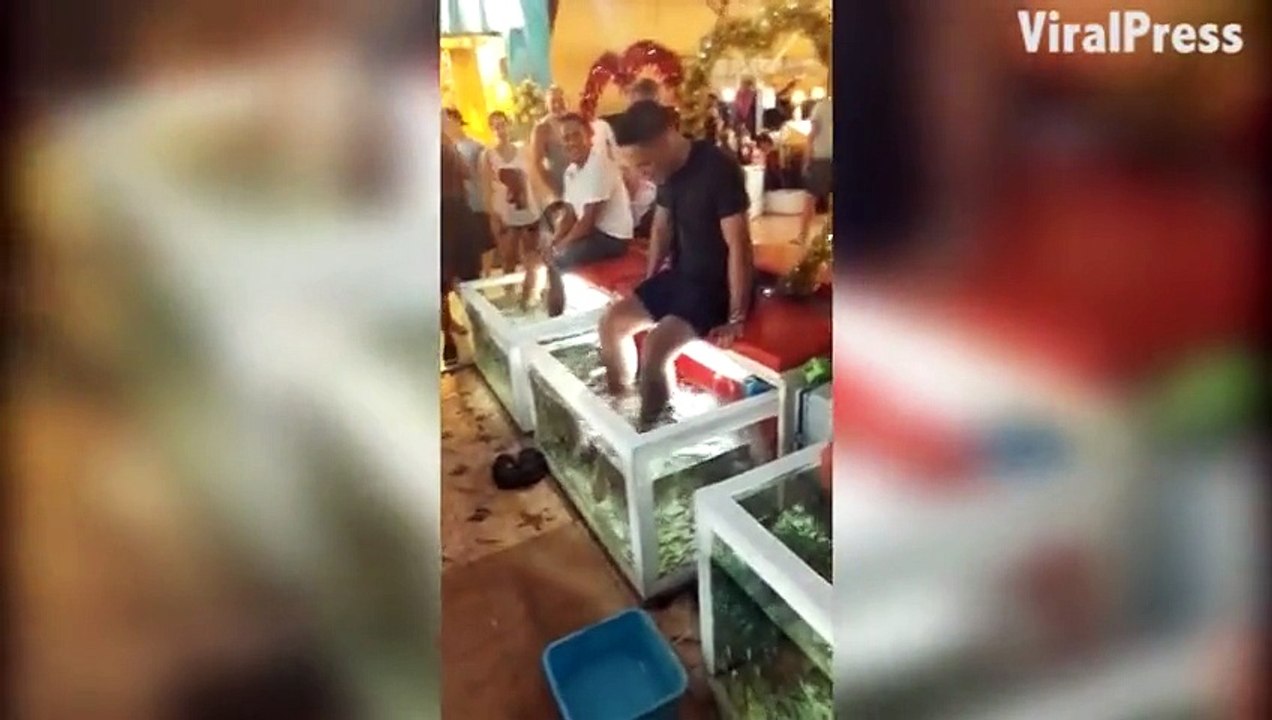 La réaction de ce touriste qui a les pieds dans un Fish pedicure est hilarante...