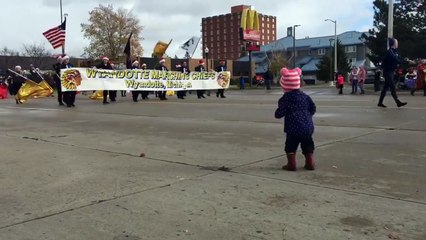 Ce bébé adore les parades... Réaction hilarante