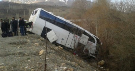 Yolcu İndiren Otobüse Arkadan Kamyon Çarptı: 9 Yaralı