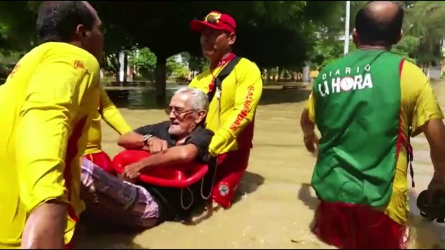 Salvavidas al rescate en calles inundadas al norte de Perú