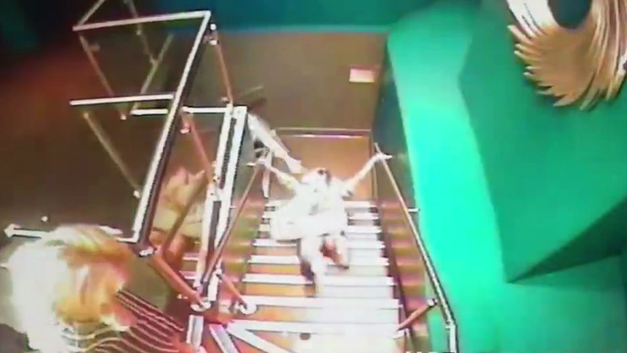 Une femme chute avec classe en boite de nuit