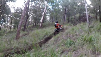 Cet homme en cross reçoit une pierre de plusieurs kilos dans les côtes