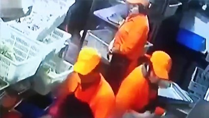 Un homme vient de se faire licencier et ébouillante l'une de ses collègues de travail