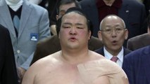 Le japonais Kisenosato pleurs après son premier succès en tant que yokozuna