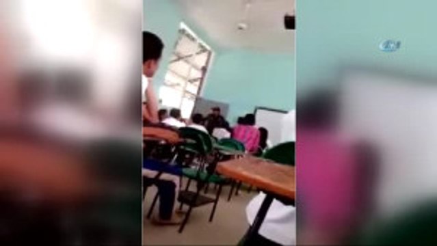 Bogota)- Kolombiya'da Öğrencisi Olmadığı Okula Giren Genç, Polis Tarafından Zorla Çıkarıldı