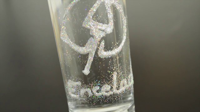 Tuto Facile : Customisez un verre avec des paillettes